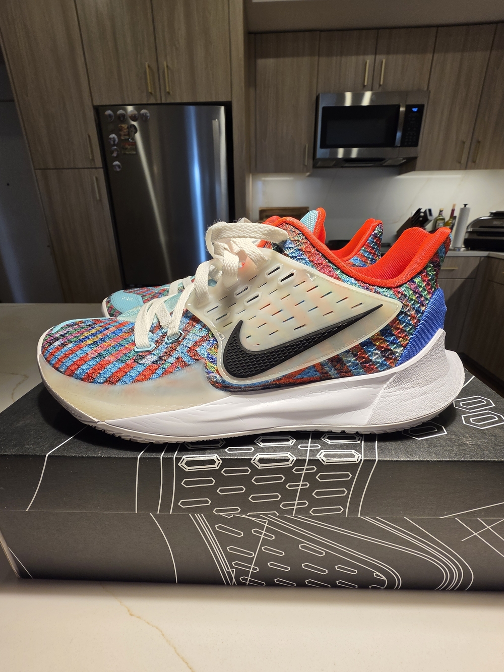 Nike Kyrie Low 2 - Size 9